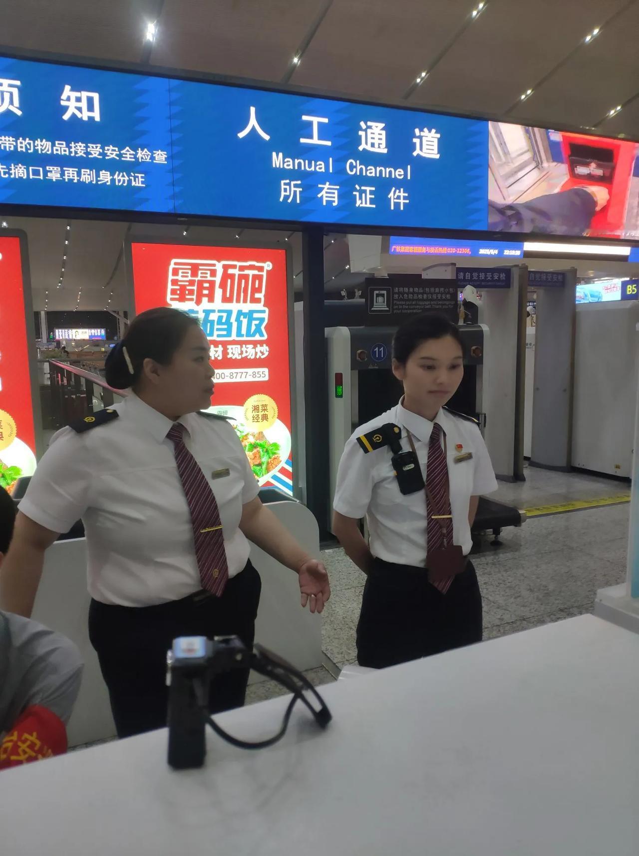 今天也放出狠话了，如果我的亲人出现任何事情的话，深圳北站的工作人员来扛。事情这样