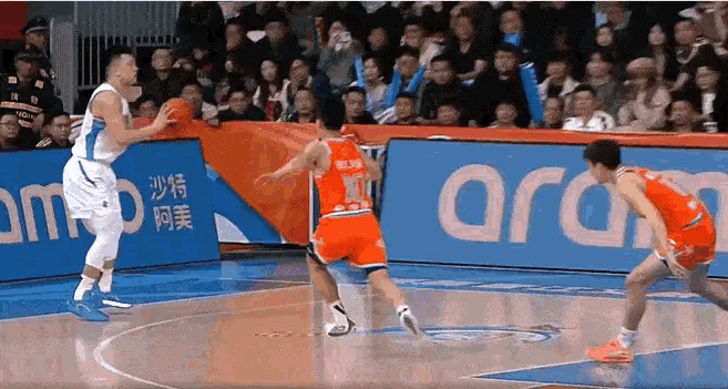 麦基这个单手抓板真的帅啊！这38岁了，国内内线没一个能碰瓷的