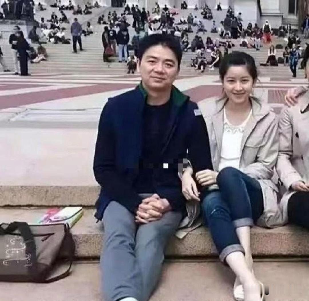 早年刘强东背着章泽天，满是青春感！刚认识不久的威尼斯旅行照片，彼时章泽天才1