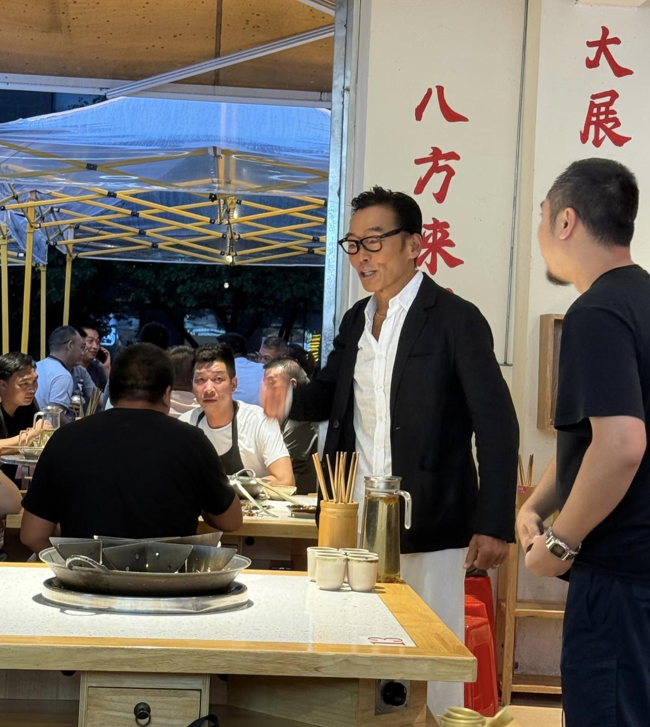 61岁港星郑浩南在重庆大排档吃火锅，他的外表看起来苍老了好多，身材消瘦，脸上没什