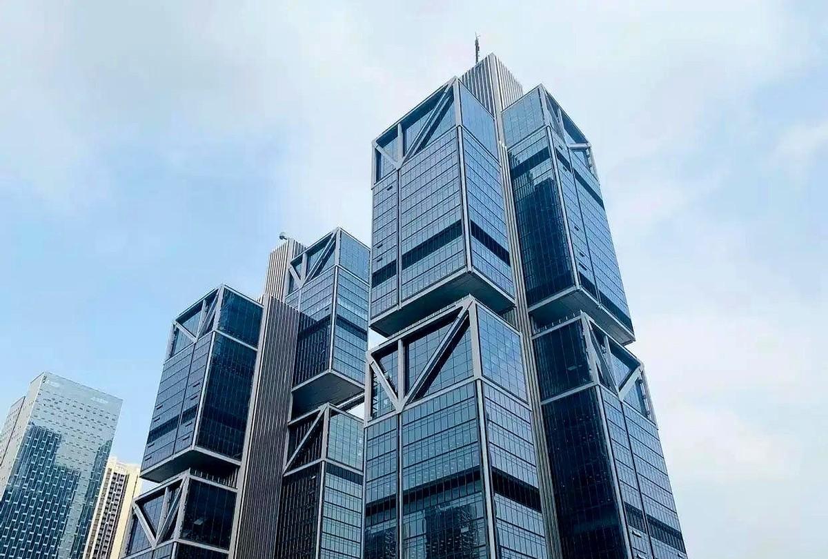 堂哥在深圳的大疆总部上班，公司给他的基本底薪是15000元，岗位津贴是1200元