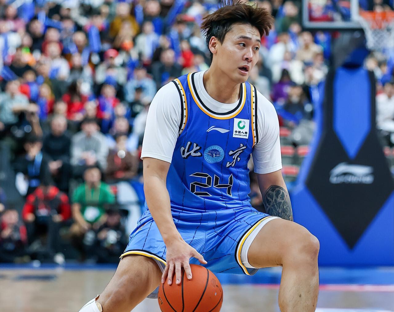 赵睿：琦哥，真伤缺还是不敢去新疆打球啦？周琦：你还好意思说我，我都替你捏把汗，