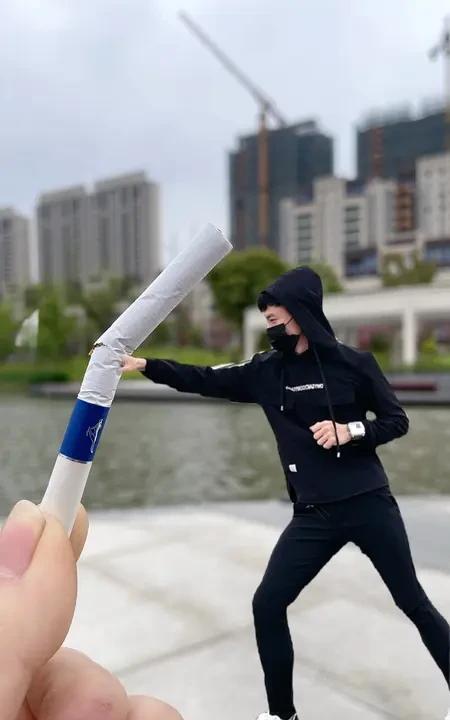 戒烟两个多月，除焦虑外，戒断反应不算大。无聊时仍想吸烟，这阶段闻到别人吸烟，竟觉