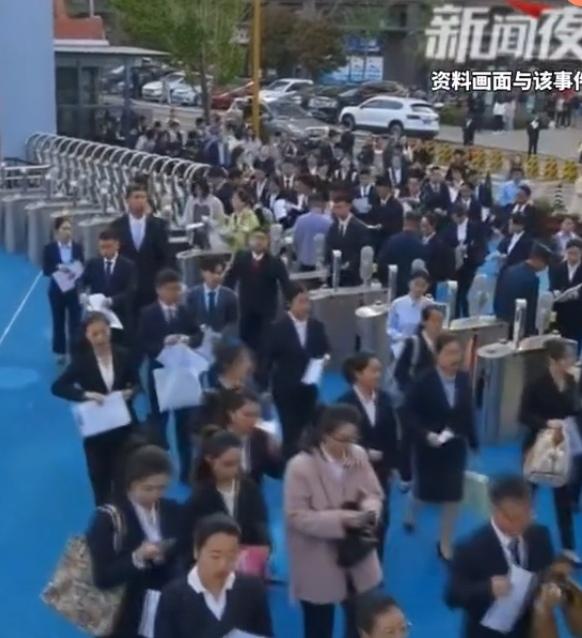 跨省替考获利千万获刑五年半至五年近日，由广东省某法院公开宣判了一起跨10余