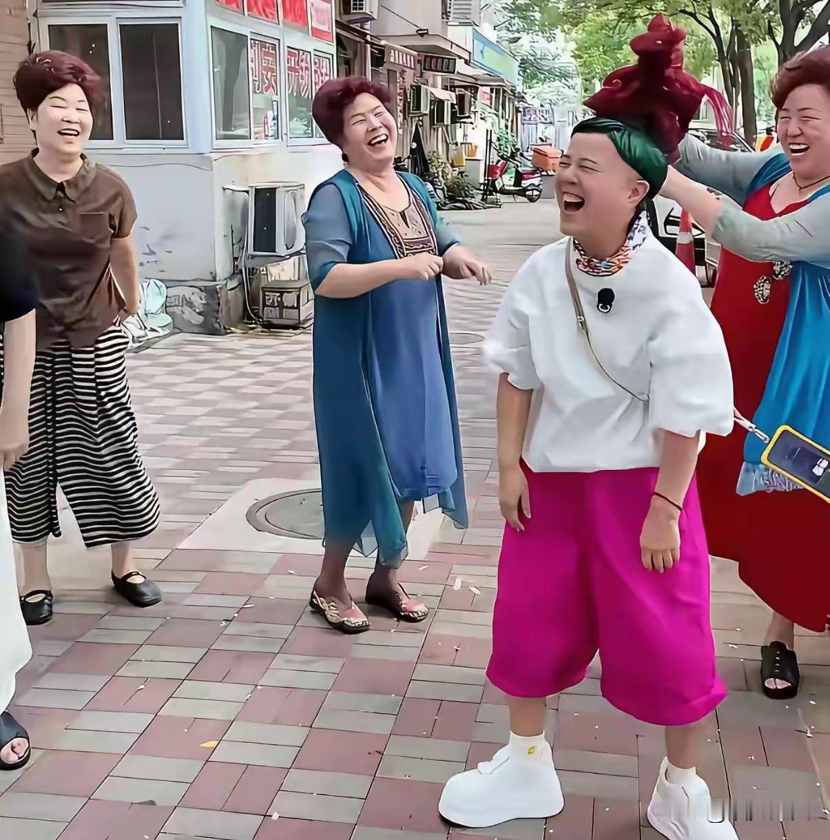 突然刷到刘纯燕老师，穿搭品味真是一言难尽！一头绿发，头顶还顶着一大坨红得发紫的发
