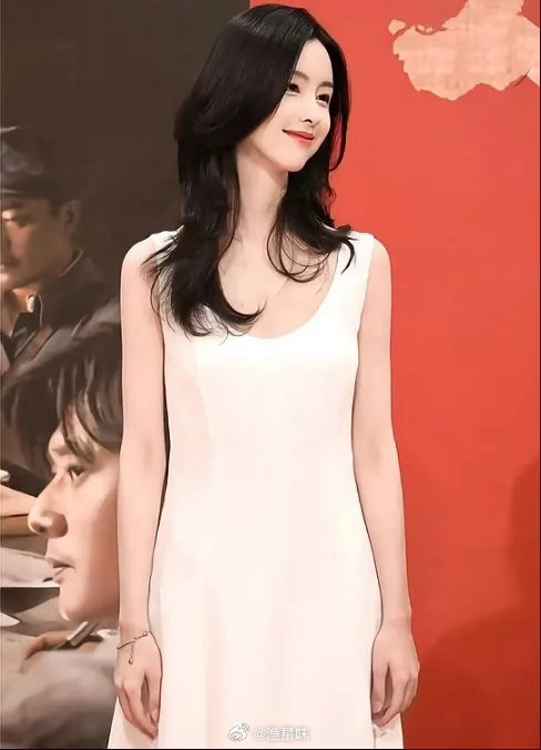 汽车发布会我推荐陈女士打扮成这种风格干净的妆容，微卷的披发，简单干练的白裙毒毛同