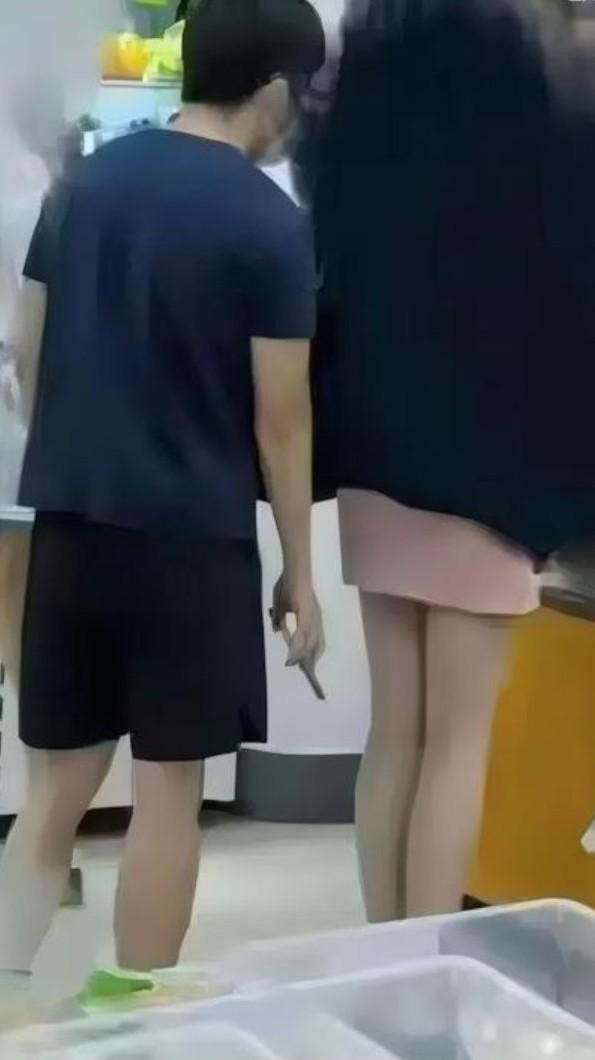 那个南京审计大学男生偷拍的猥亵事情，上了热搜，然后这个男生的前途也渺茫了。这个