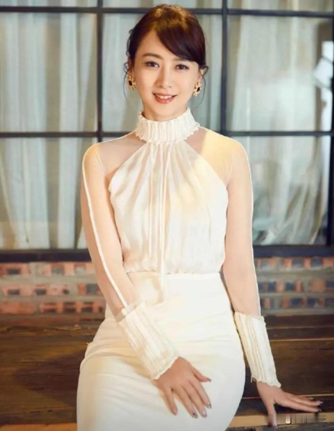 57岁翁虹，当街落泪！7月5日，翁虹一段当街哭泣的视频看哭了不少人。视频