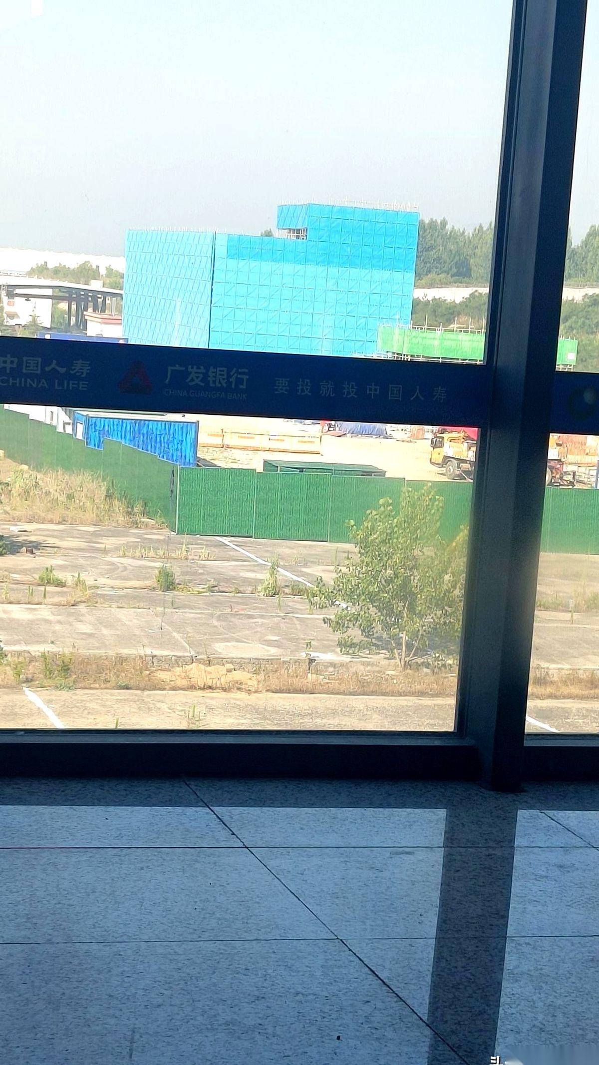 以前谁能想到，青岛西边这块地，现在挖得跟个“聚宝盆”似的！我昨天路过西站，好家