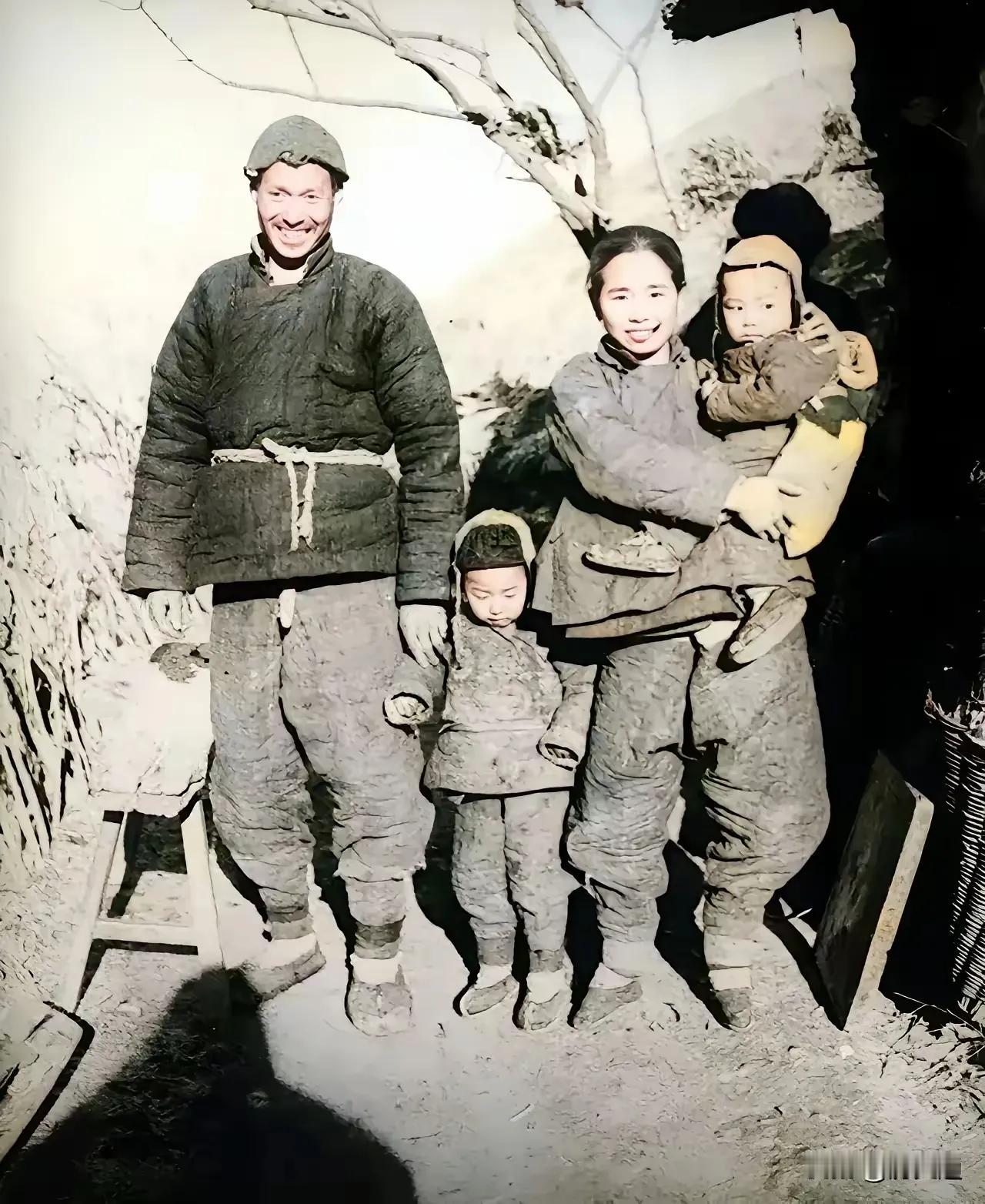 这张照片摄于1941年，是一位外国人拍摄的中国农村普通人家。这张照片不只是家庭纪