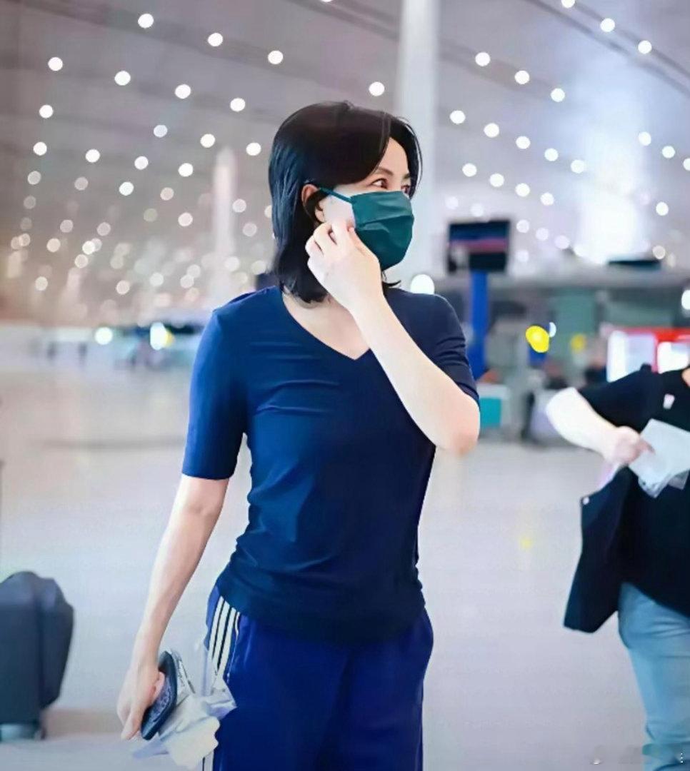 王菲自带松弛自信气场，日常穿搭简约朴素，随性自然的模样温柔又接地气。
