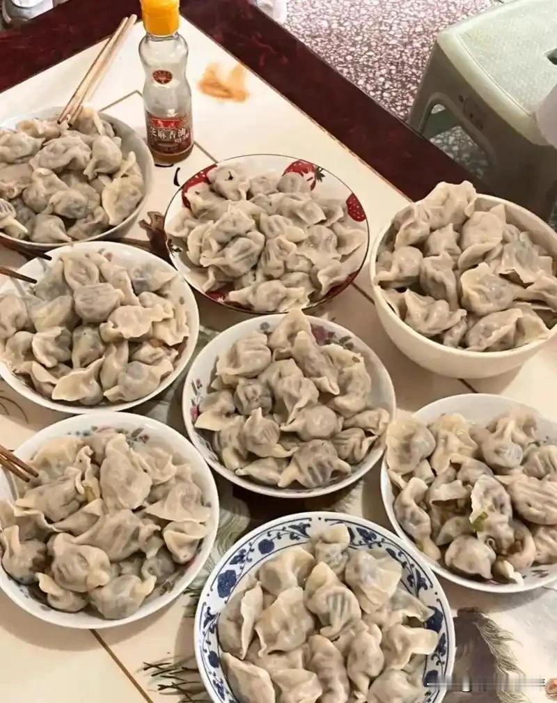 山东根本就没有年夜饭。从除夕夜开始每顿饭就是一桌子饺子，连吃六顿。