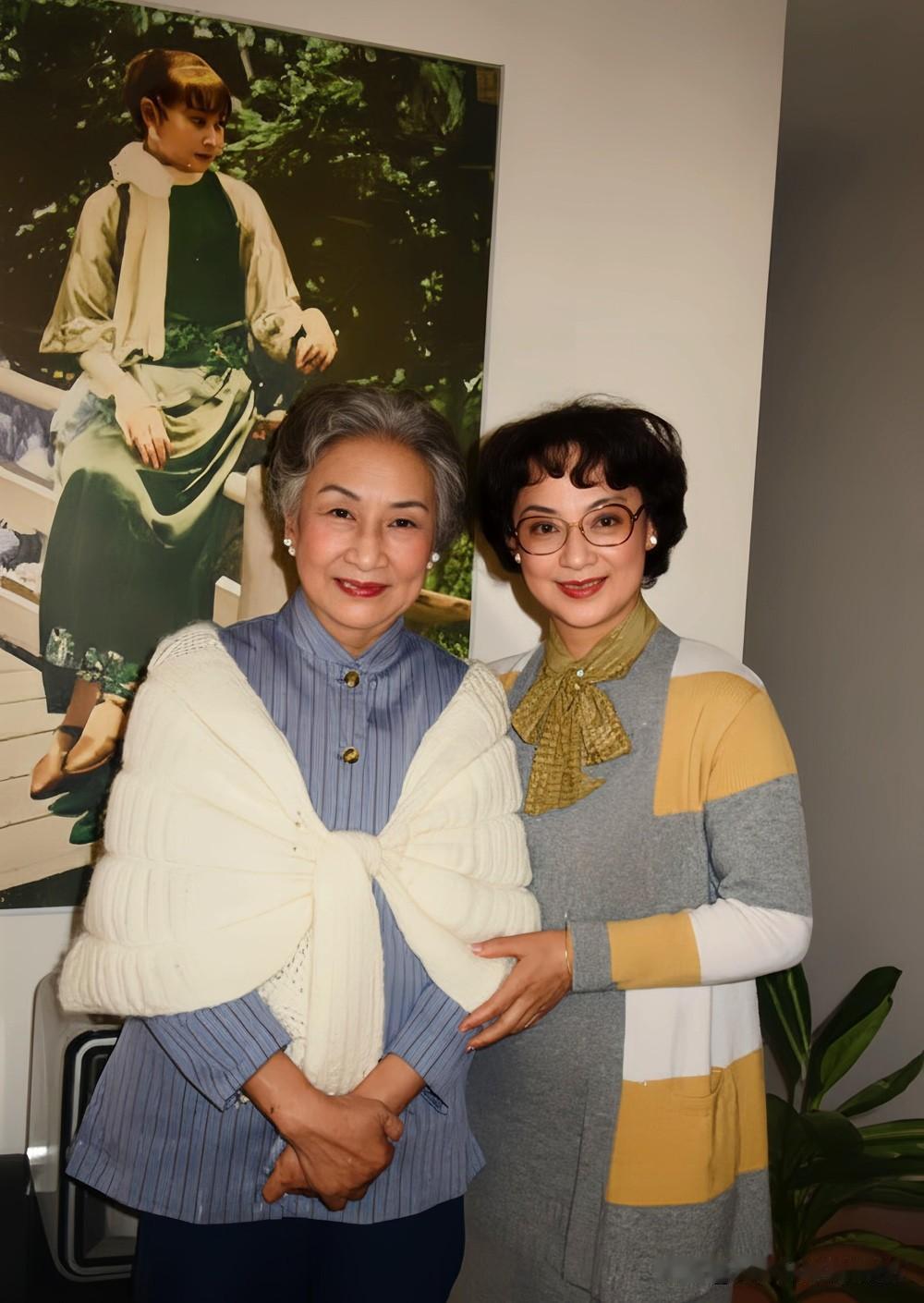 早些年女明星的合影真的是养眼耐看，她们穿衣都是很得体大方的那种，不穿露胳膊露大腿