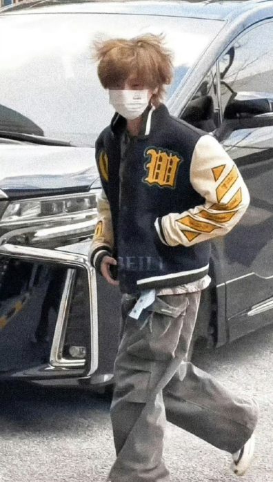 鹿晗被拍到边走边以小幅度、快频率点头回应粉丝呼喊，配合腼腆笑容与蓬松炸毛发型，动