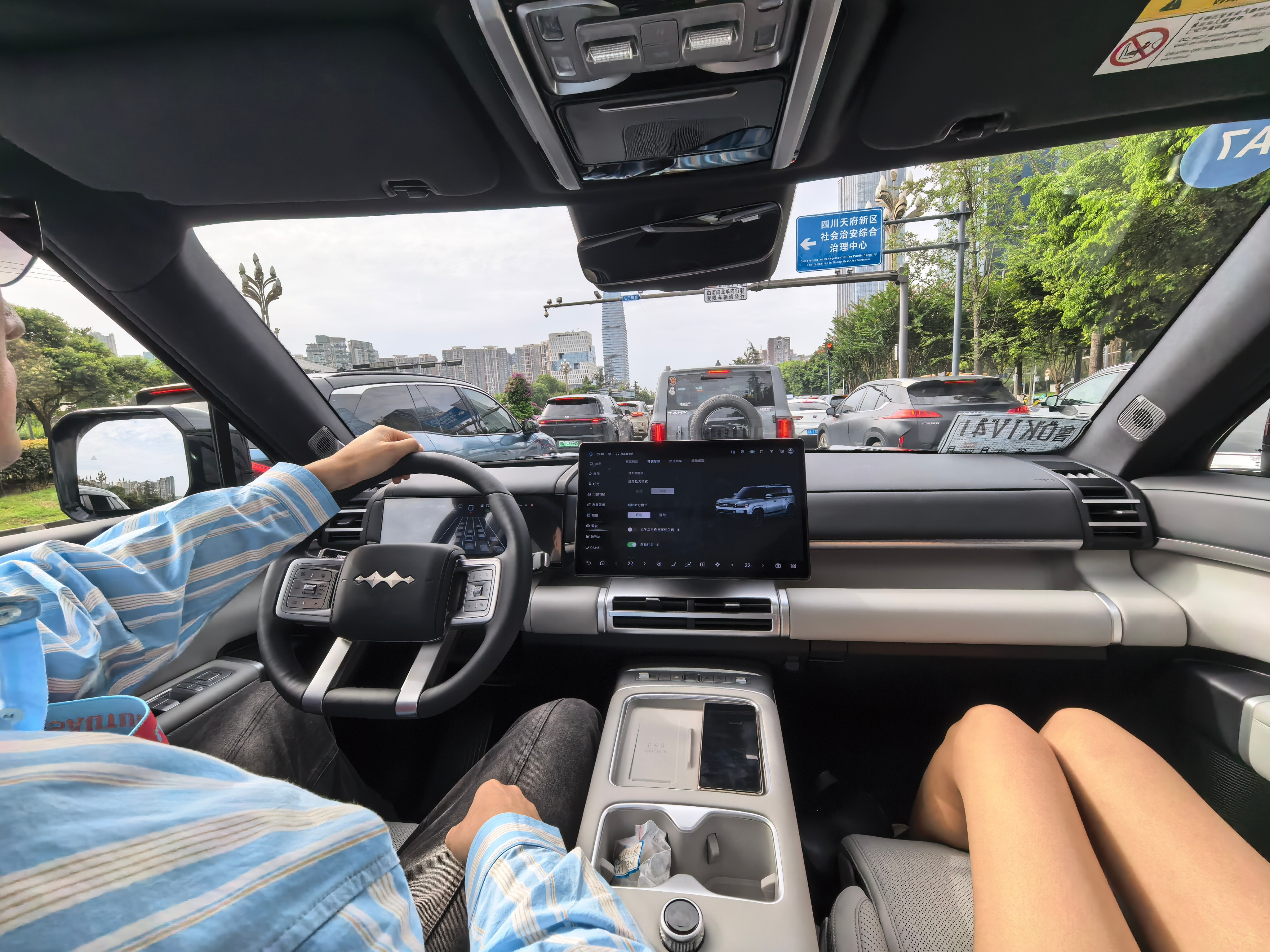 朋友们早！不知道为什么开上方盒子在城市里也会有旅行的感觉​​​
