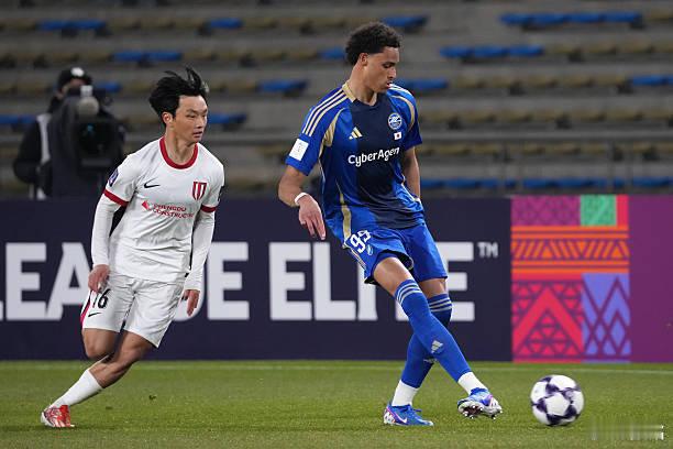 町田泽维亚3比2成都蓉城这场比赛给我印象比较深刻的是町田泽维亚主场的草皮。町田