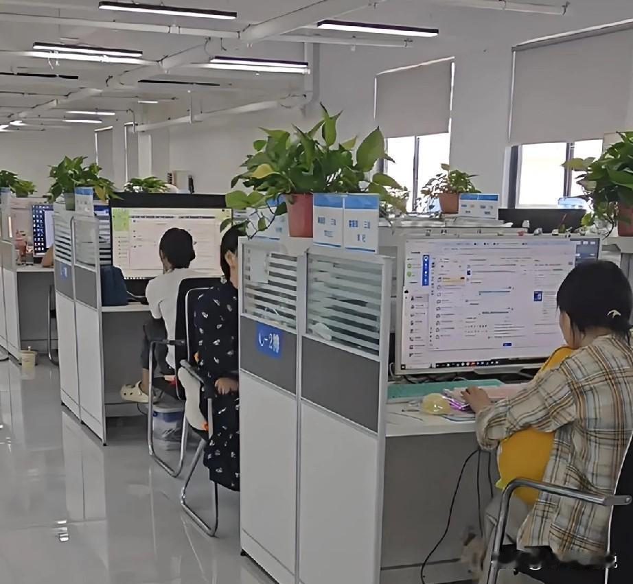 今天和一名公司入职3年的85年老员工协商了降薪20%续约的事情，老员工当场表示可