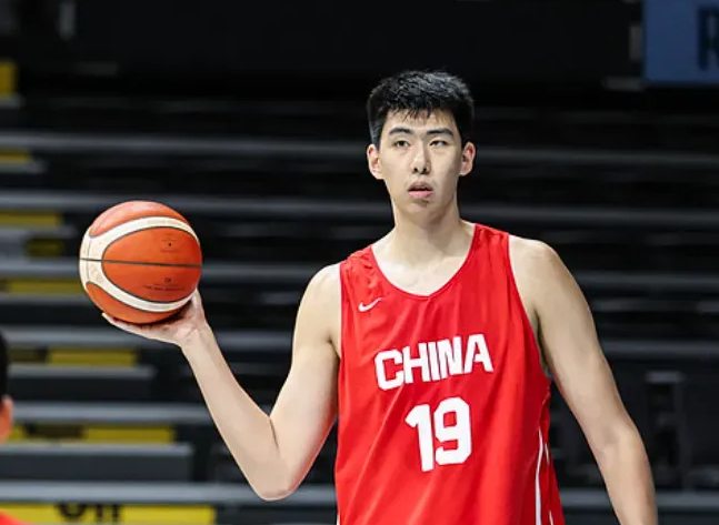 【中国篮球至暗时刻，这点亮光够不够？】四年租借合同，说解除就解除。广东和广州这次没扯皮，挺少见。去年