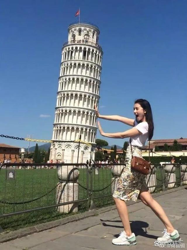 这居然是高圆圆相隔11年的同款打卡照，看不出来哪个是十一年前！