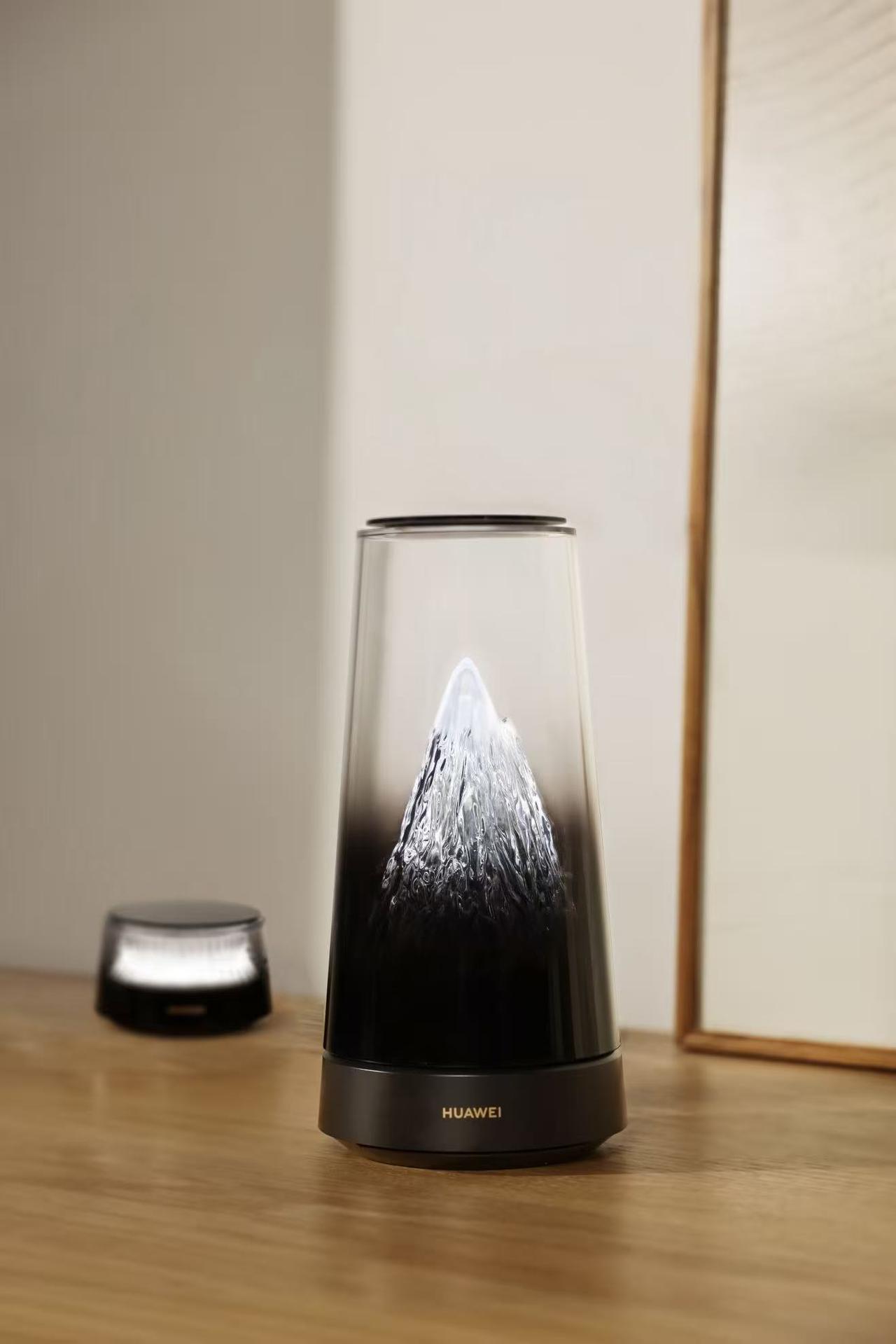 华为此次公布的日照金山形态的新款路由器，以其独特的外观引发了广泛关注与讨论。随