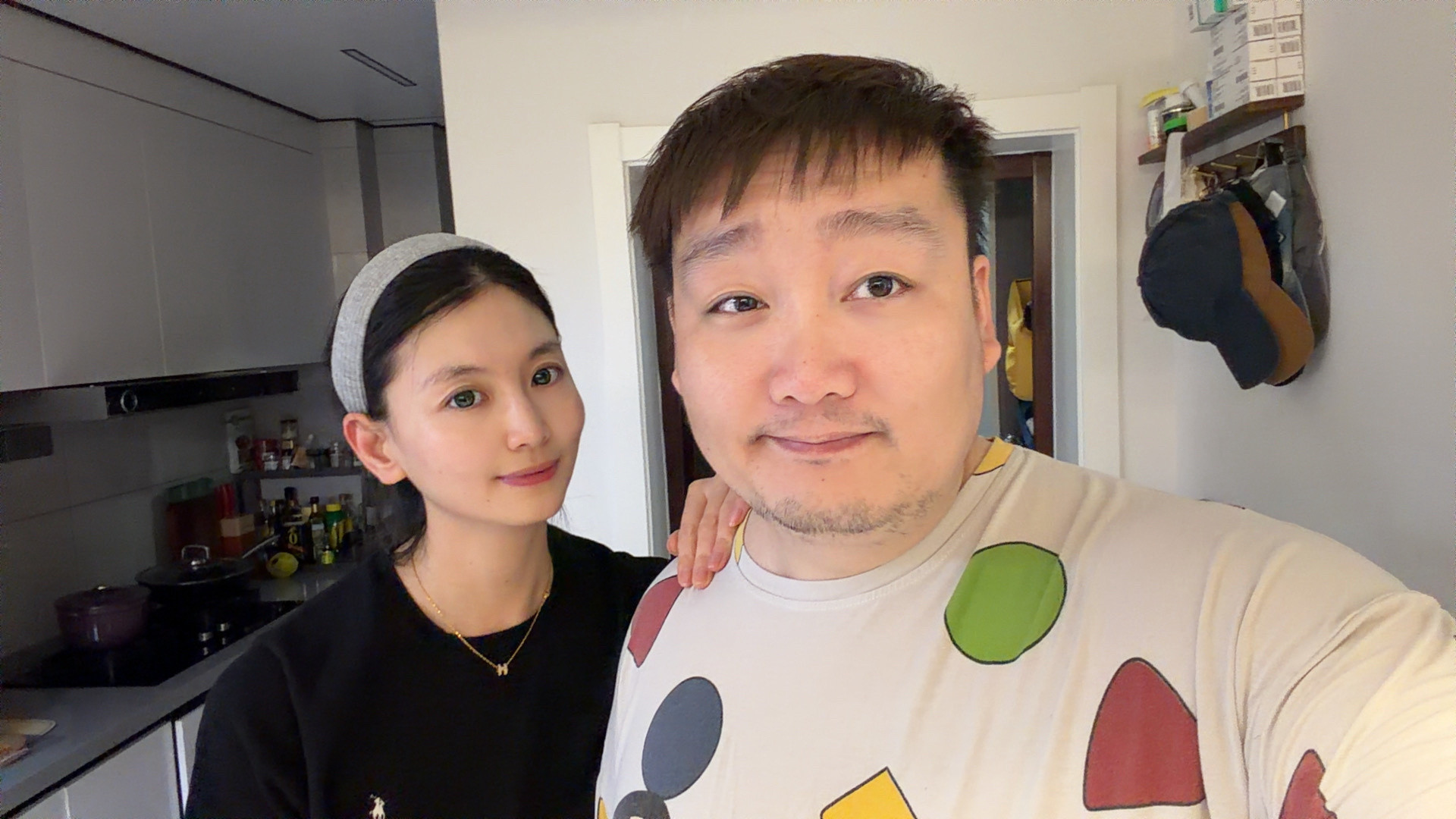 我刚到家换了睡衣，非要看我去看电影，去去去。