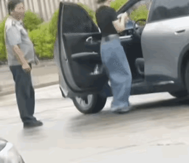 这一巴掌打的好！你以为保安好欺负，看着和她爸应该年龄差不多了，叫替她爸教育一下