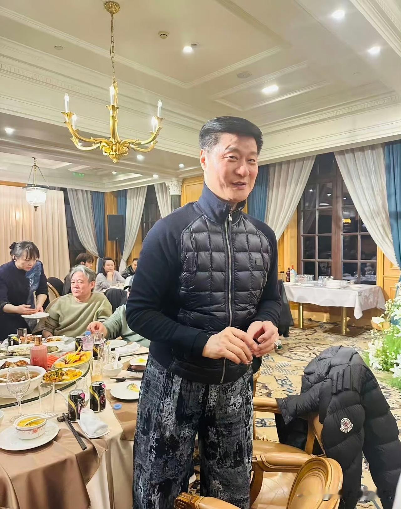 范丞丞爸爸75岁状态引热议，不知道的还以为他五十多岁，头发浓密乌黑，又高又大体态