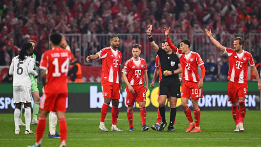 卡马文加的红牌还有什么问题吗？！第1张黄牌，战术犯规，在背后拉扯以阻止穆夏拉