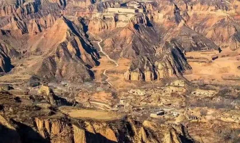 黄土高原64万平方公里，没人当它是宝，可它正悄悄改写中国发展的底牌。它不产石油