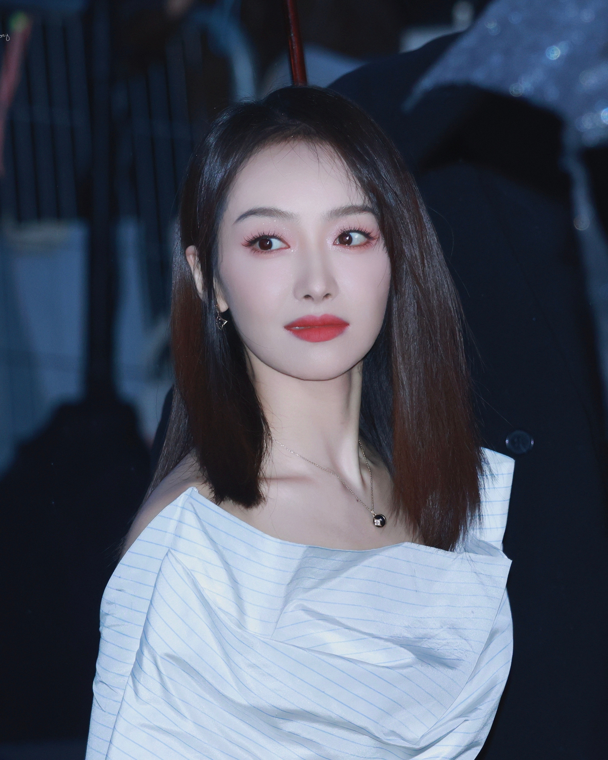 宋茜露肩装优雅干练，尽显千金质感。