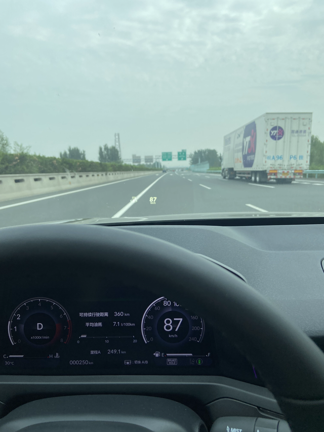 跑高速的话，省点油7个油左右