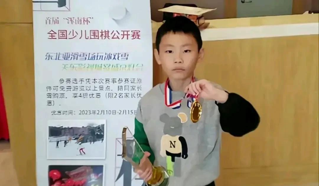 祖坟冒青烟也被按熄了天才围棋少年朱宏鑫一跃而下不敢相信，9岁的孩子是一枚棋子
