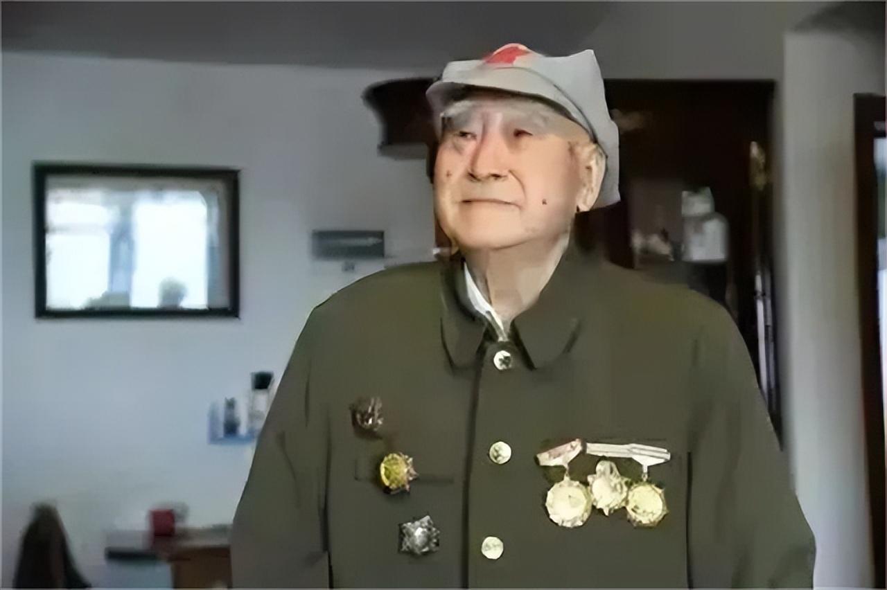 1943年，八路军政委秦光腰部中弹，两个汉奸走到了他身边要补刀。突然，秦
