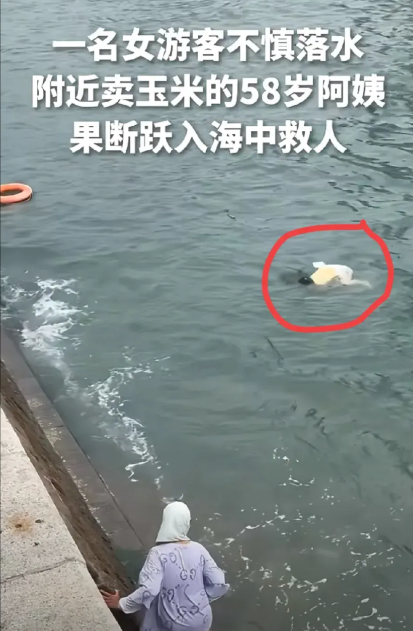 青岛落水女大学生，给所有溺水者都上了一课。大家注意看她落水后的姿势，她虽然不
