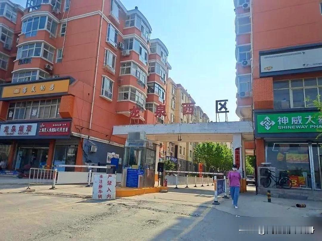 有个女人的50亩红薯卖不出去，干脆改成了采摘园，门票10元随便挖，结果第一天就被