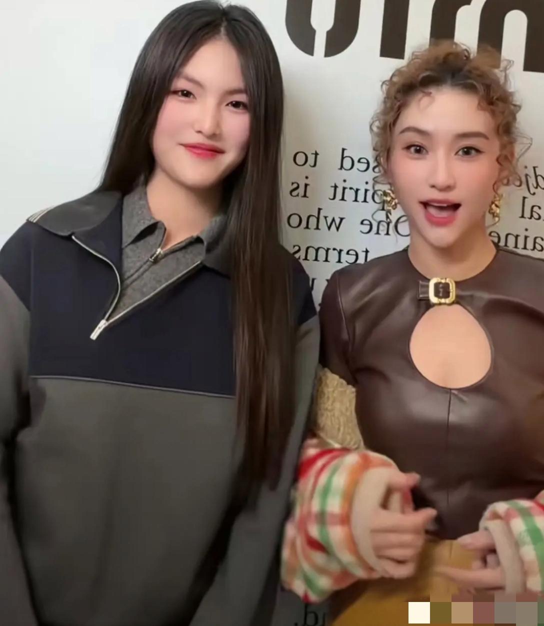 两位''千金''同框：一点儿也看不出洋气十足的何超莲比发如黑瀑的王诗龄大19岁呀