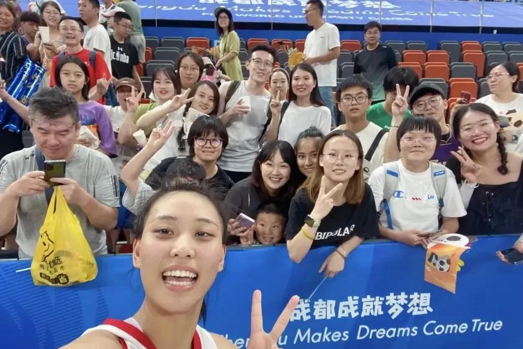 有球迷建议宫鲁鸣把锋线球员换成唐子婷，理由是唐子婷身体强壮，有三分，有篮板，而且
