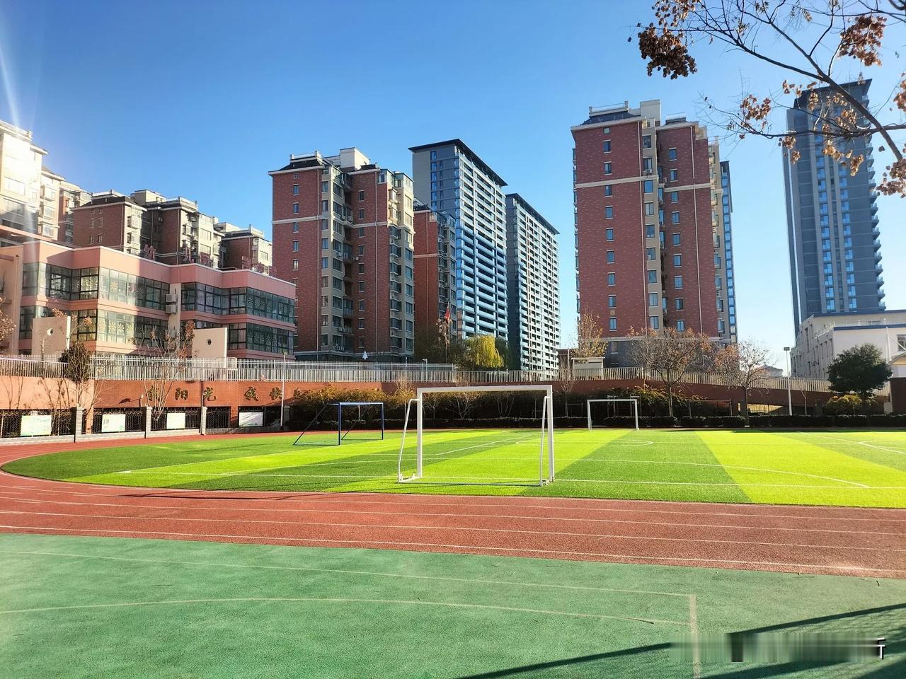 小学老师请家长来学校记录——五年级孩子，妈妈985毕业，爸爸本科，相对于学区内外