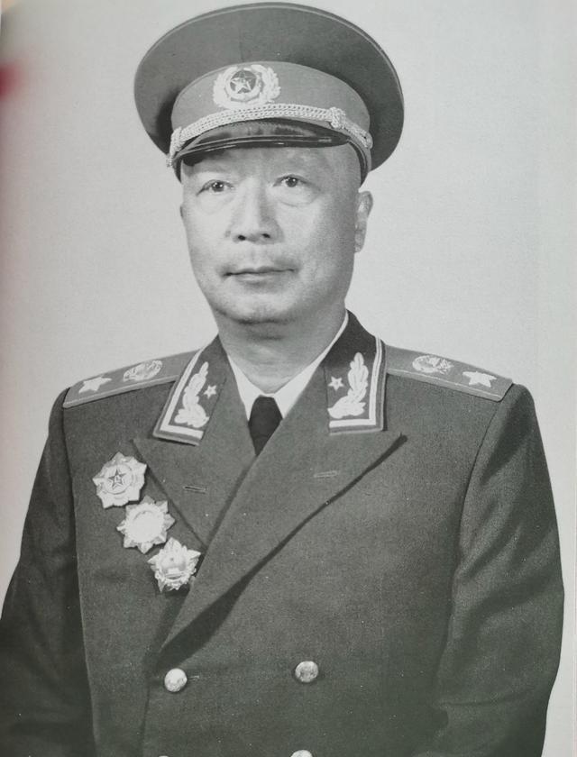 有一次开国中将王诤和钱学森一起来向聂荣臻元帅汇报工作，王诤先讲，说得很详细。他讲