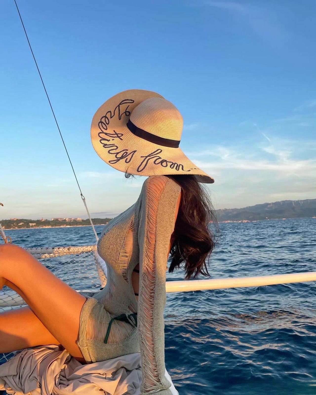 阳光洒满每一寸肌肤，仿佛拥抱了整个夏天。上热门沙滩穿搭美女