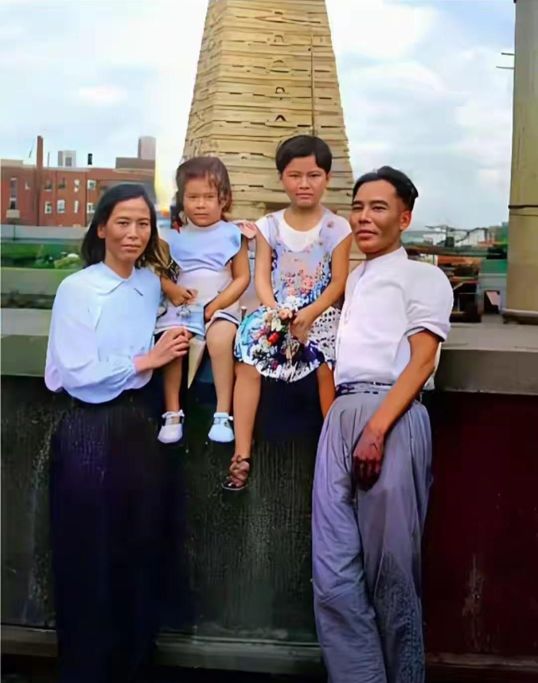 贺子珍与哥哥贺敏学还有两个侄女的合影，兄妹俩长得很像，哥哥就是她最大的心里靠山。