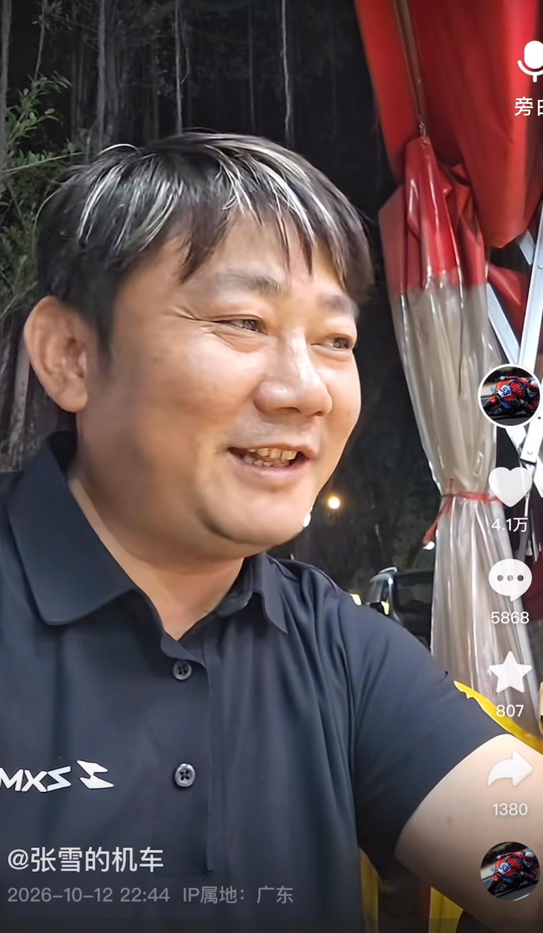在奔赴广州出差的路上，张雪对外分享了WSBK赛场传来的喜讯。旗下车手德比斯凭