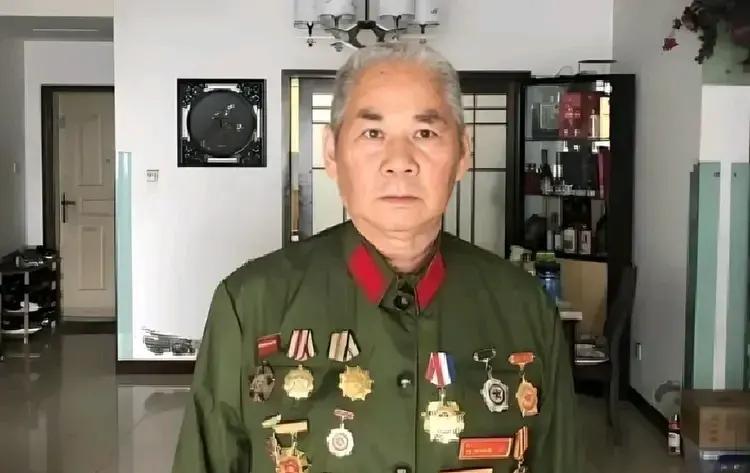 1979年，我军边防战士巡逻时，突然发现一个衣衫破烂、手脚溃烂的人，见他身上有枪