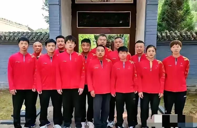 刘国梁自称1.66米，和孙颖莎站一起，一目了然吧？绝对谎报身高了[笑着哭]。
