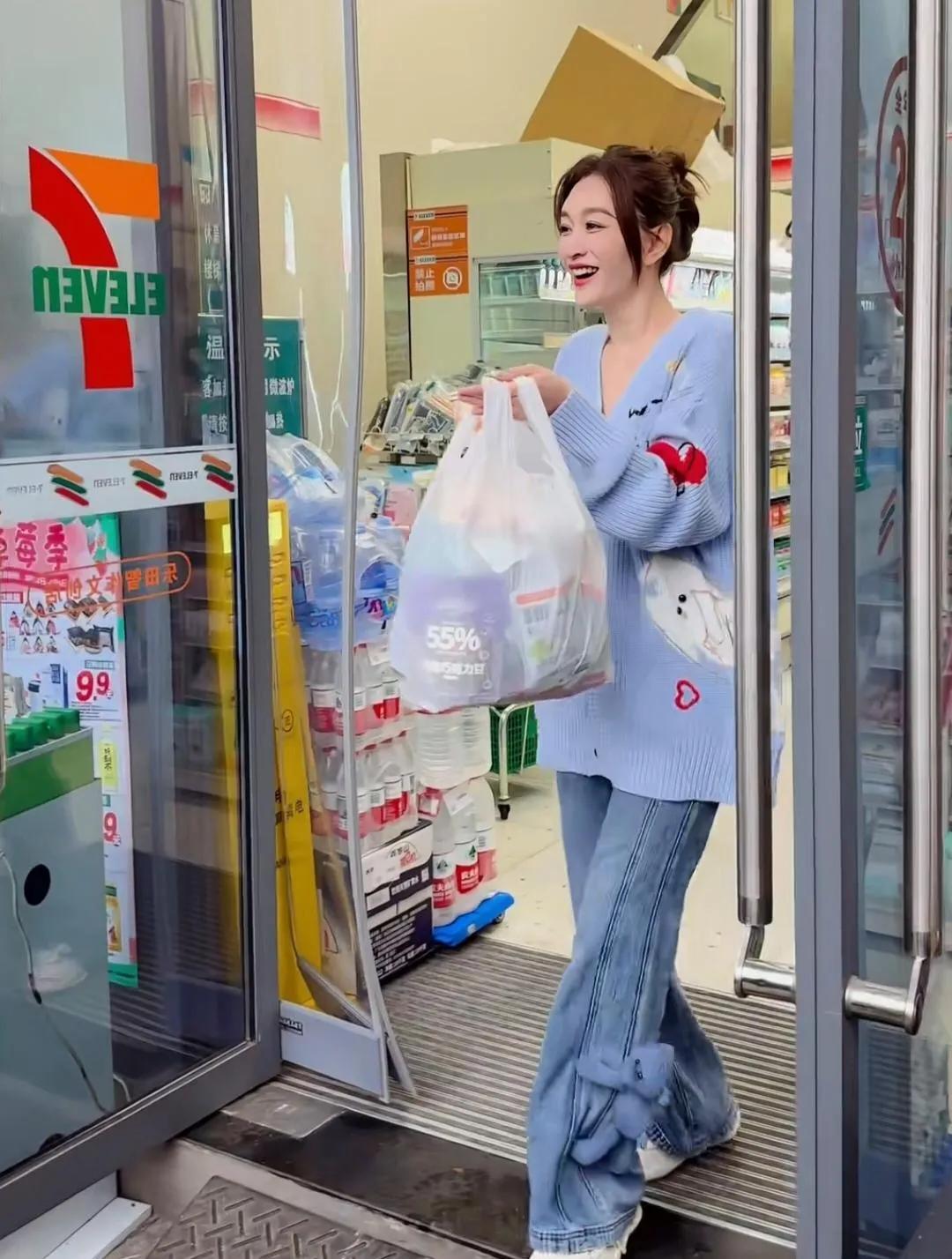 李小冉50岁状态太绝了✨长沙便利店偶遇李小冉，生图白到发光，身材纤细又松弛