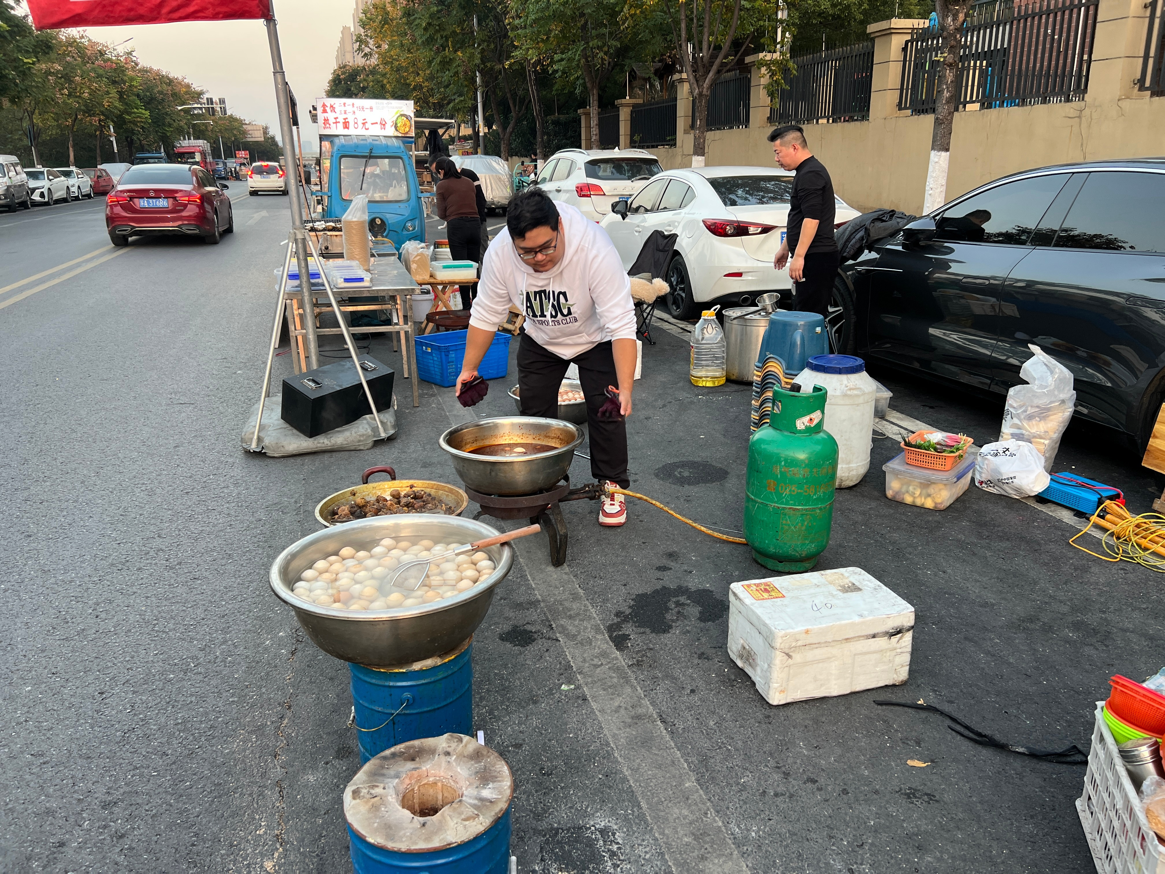 飞回南京第一件事，路边摊炫活珠子，10元/4个，老板说现在孵房少了，价格越来越贵