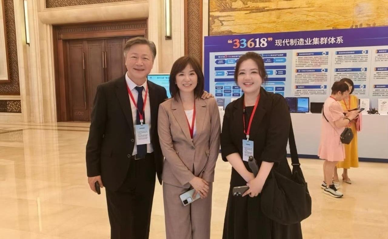 前脚还在重庆街头嗦着热气腾腾的酸辣粉，后脚饭碗就被自家电视台砸了，这职场变脸速度