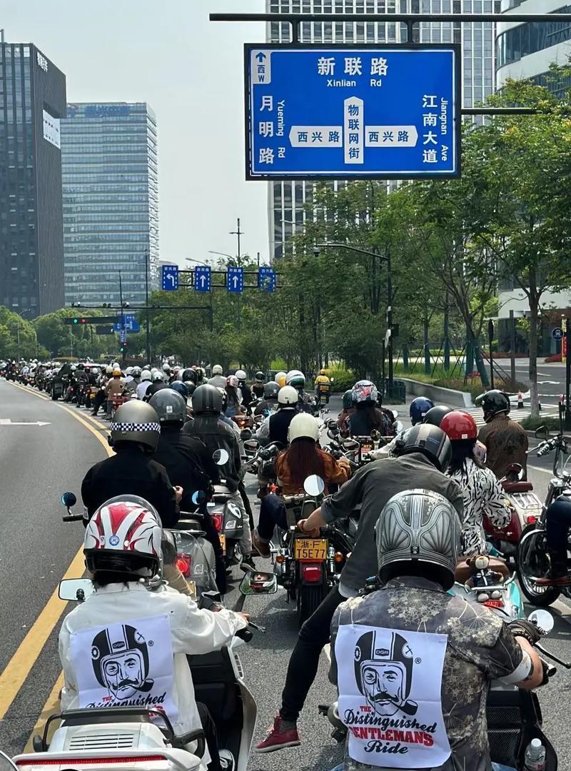 杭州摩友的「禁」与「放」杭州的朋友们，最近路过凤起路、武林广场时，有没有发现街