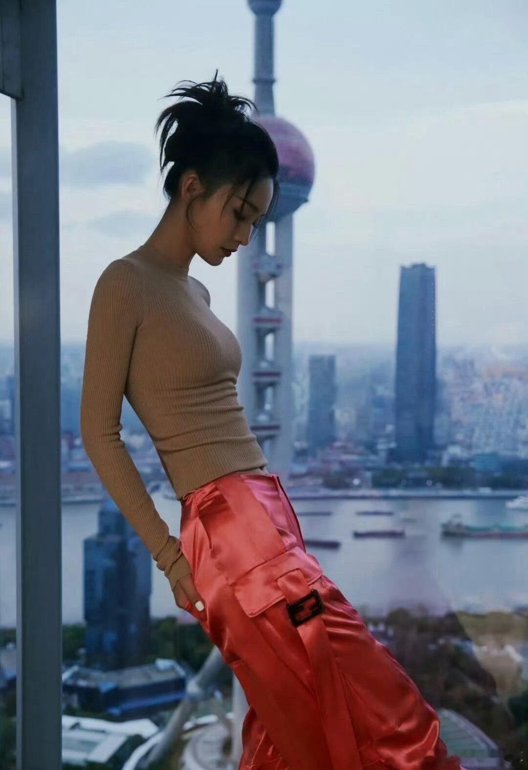 李沁这身好美！裸色紧身针织+亮粉色缎面工装裤，清冷感和甜酷感撞得刚好，配奶茶色