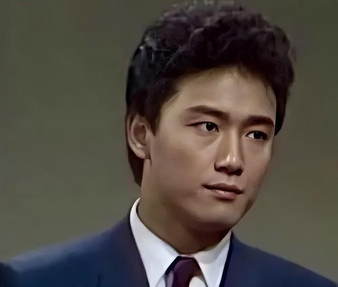 1991年，苗侨伟父亲弥留之际，他说：我撑不过去了，临死前，带我回祖国大陆吧，不